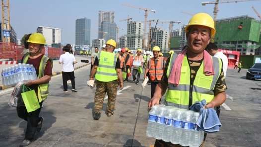 石家庄市总工会：“清凉保障车”深入高温现场保清凉