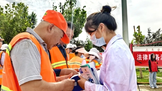 新疆生产建设兵团第一师阿拉尔市总工会：传递“一瓶水”让一座城清凉度夏